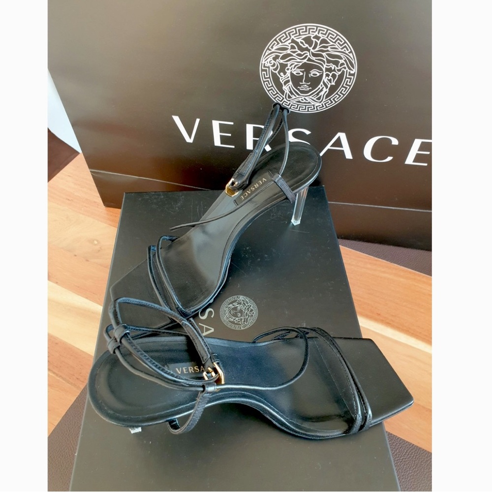 Beautiful versace heels in very good condition